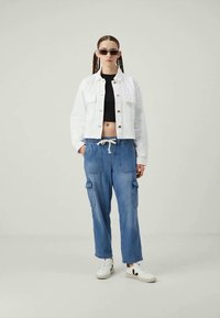 GAP EASY CARGO KIPLING - Laisvo kirpimo džinsai - medium indigo