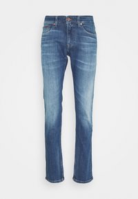 Niebieskie dżinsy z prostą nogawką, zapinane na suwak, z pięcioma kieszeniami i subtelnym blaknięciem na nogawkach. Miedziane guziki i przeszycia jako akcenty.