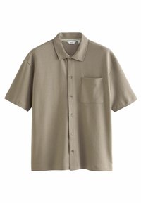 Polo a maniche corte in un tenue taupe, realizzato in tessuto morbido. Presenta una chiusura frontale con bottoni e una tasca singola sul petto. Texture liscia.