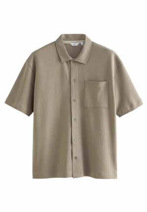 Polo à manches courtes en taupe clair, confectionné en tissu doux. Il présente un devant boutonné et une poche poitrine. Texture lisse.