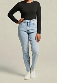 Musta pitkähihainen bodysuit yhdistetty vaaleansinisiin korkeavyötäröisiin farkkuihin ja valkoisiin lenkkareihin. Farkuissa on klassinen denimituote ja tilava malli.