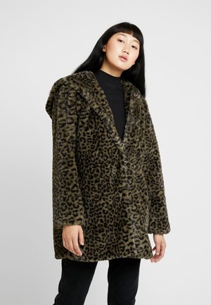 Umelá kožušina s leopardím vzorom v olivovo zelenej a čiernej farbe, s širokým golierom a dlhými rukávmi, s voľným strihom.