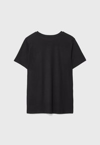 T-shirt en coton noir avec un col rond et des manches courtes. Le tissu semble lisse avec une coupe décontractée et un ourlet inférieur droit.