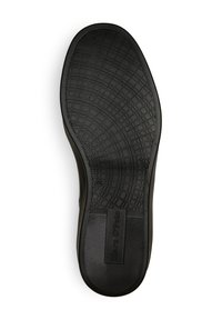 Schwarze Gummisohle eines Schuhs mit strukturiertem Muster, featuring Rillen und einem Logolabel, abgerundeter Absatz und ohne erkennbare Abnutzung.