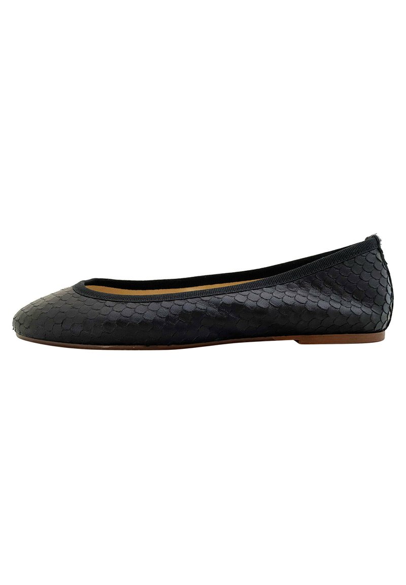 Chaussure plate noire avec un motif de serpent texturé, bout rond et bord élastique noir autour de l'ouverture. Semelle brun clair.