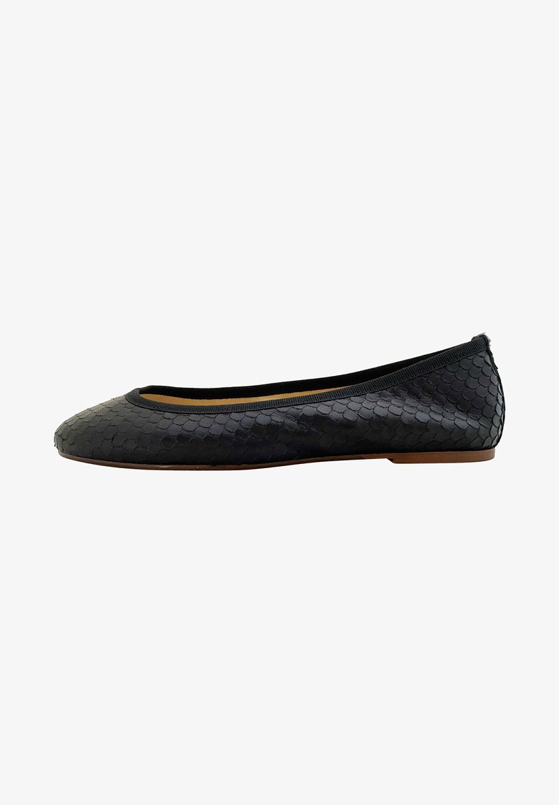 Zapato plano negro con un patrón de serpiente texturizado, punta redondeada y ribete elástico negro alrededor de la abertura. Suela de color marrón claro.