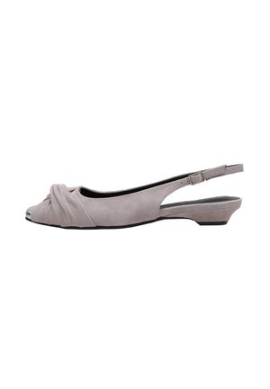 Zapato slingback de ante gris claro con tacón cuña bajo, puntera abierta y detalle frontal retorcido con una pequeña punta de metal.