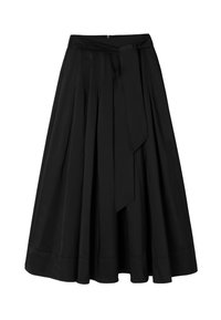 Zwarte geplisseerde rok met een brede tailleband en een strik. De stof heeft een gladde textuur en de zoom is afgewerkt met een eenvoudige stiksel.