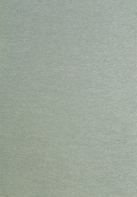 Tela verde clara, acanalada, con una textura suave. Sin patrones ni detalles visibles. El material parece suave y ligero.