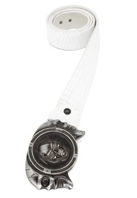Witte, gebroken leren riem met een gedetailleerde, zilverkleurige schedelbuckle met gezichtsdetails en textuur. Buckle in de vorm van een schedel.