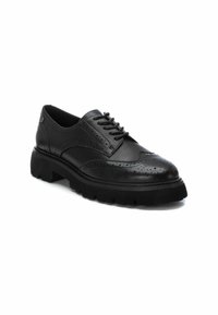 Scarpa brogue in pelle nera con punta arrotondata, dettagli a wingtip, perforazioni e una suola in gomma spessa e robusta. Design con lacci per una calzata sicura.