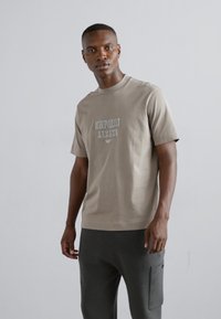 Emporio Armani Marškinėliai su spaudiniu - taupe