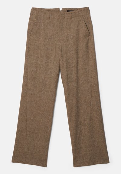 Pantalones marrones de pierna ancha hechos de una tela texturizada con un sutil patrón de cuadros, que presentan dos bolsillos laterales y una cintura de altura media.