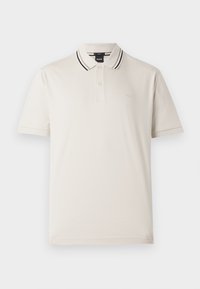 Polo majica u boji slonovače od pamuka, s placketom na dva dugmeta, ovratnikom prugastog dizajna u crnoj i crvenoj boji te suptilnom logom izvezenim na prsima.