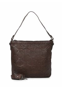 Bolso de hombro de cuero marrón tejido con una superficie texturizada, que cuenta con una correa plana y un cierre superior con cremallera, además de una correa ajustable para el hombro.