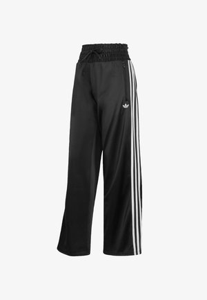 Schwarze Sporthose mit gerafftem Bund, Kordelzug, zwei Seitentaschen und drei weißen Streifen an den Außenseiten der Beine. Logo auf der Vorderseite.