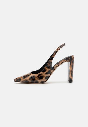 Leopardikuviolliset slingback-korkokengät, joissa on terävä kärki, kiiltävä pinta ja läpinäkyvä paljekorko. Säädettävä nilkkaremmi, jossa on solk yksityiskohta.