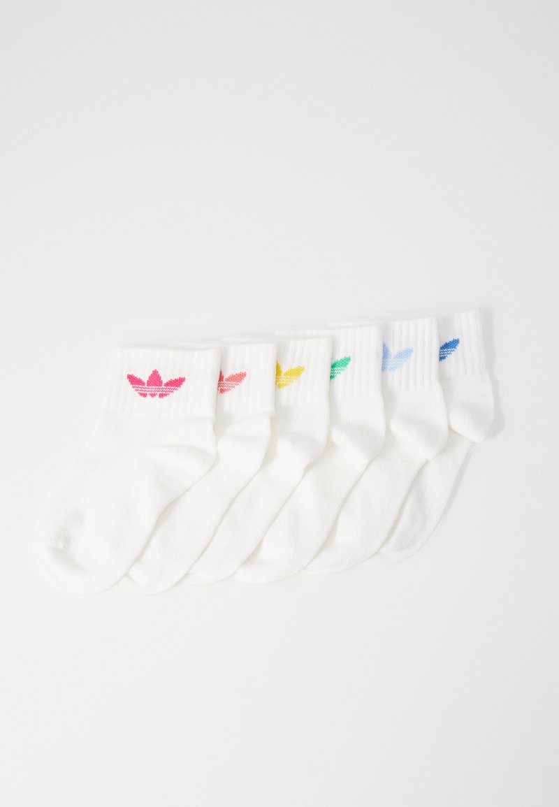 Bijele pamučne čarape s rebrastim rubovima, s obojenim logotipom na svakoj: ružičasta, žuta, zelena, plava i svijetlo plava, raspoređene u redu.