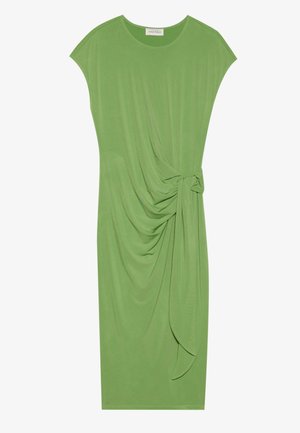 Rohelise värvi, põlve pikkusega kleit, mis on valmistatud pehmest kangast. Ühel küljel on volditud detail ning puusalt sõlm. Lühikesed varrukad.