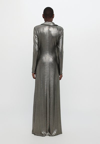 Metallic sølv langærmet kjole med høj krave. Har en tætsiddende torso og en svajende nederdel, der fremviser en glat, reflekterende tekstur.