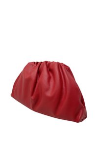 Červená kožená psaníčko s nabíraným designem, hladkým povrchem a měkkým, zaobleným tvarem, bez viditelného kování nebo doplňků.