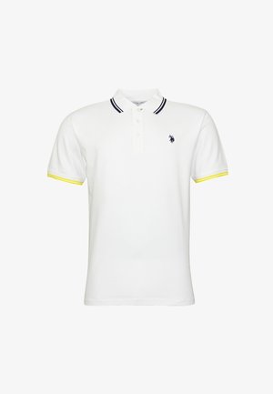 Camisa polo blanca con una tapeta de dos botones, color azul marino en el cuello y puños rayados en amarillo. Presenta un pequeño logo azul en el lado izquierdo del pecho.