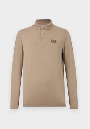 Smėlio spalvos ilgarankovė polo marškinėliai su trimis sagomis ir mažu juodu „EA7 Emporio Armani“ logotipu kairėje krūtinės pusėje.