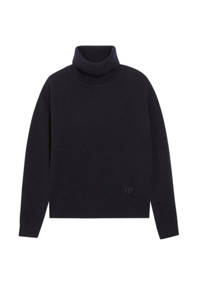 Pulover turtleneck de culoare bleumarin închis, fabricat dintr-un material tricotat, cu o croială lejeră, guler și tiv ribbate, având un mic logo pe partea inferioară.