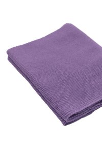 Fioletowa dzianina, o prostokątnym kształcie z teksturowaną powierzchnią. Krawędzie wykończone prostym ściegiem. Materiał wydaje się miękki i elastyczny.