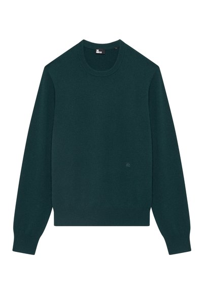 Ciemnozielony sweter z okrągłym dekoltem, z długimi rękawami, ściągaczami na mankietach oraz małym haftowanym logo na dolnej przedniej stronie.