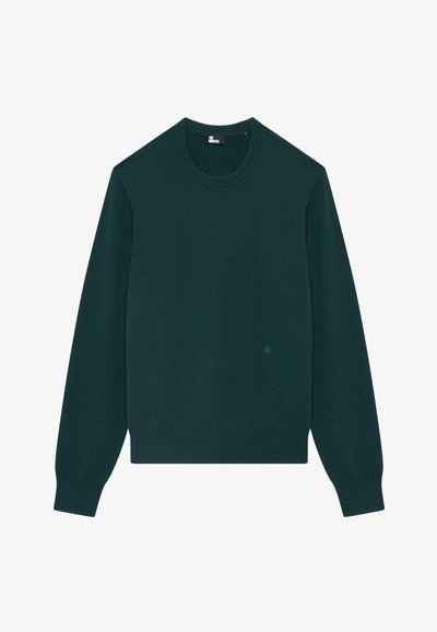 Ciemnozielony sweter z okrągłym dekoltem, z długimi rękawami, ściągaczami na mankietach oraz małym haftowanym logo na dolnej przedniej stronie.