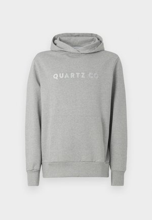 Grauer Pullover-Hoodie aus weichem Stoff, mit Kapuze und Kordelzug sowie einer Fronttasche, auf der "QUARTZ CO" in einem dezenten Design auf der Brust gedruckt ist.