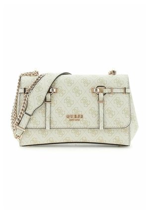 Bolso Guess beige con patrón de logo dorado, correa de cadena dorada, detalle de hebilla y "Guess" grabado en la solapa frontal.