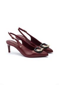 Tacones slingback burdeos con punta afilada, detalle de hebilla negra y un pequeño acento dorado. Textura de cuero suave y un tacón delgado.