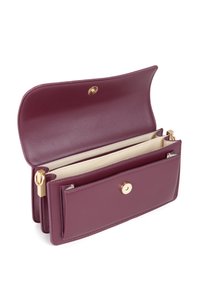 Bordowy skórzany portfel o gładkiej teksturze, z złotym zapięciem na zatrzask i wieloma przegródkami, w tym jedną z suwakiem.