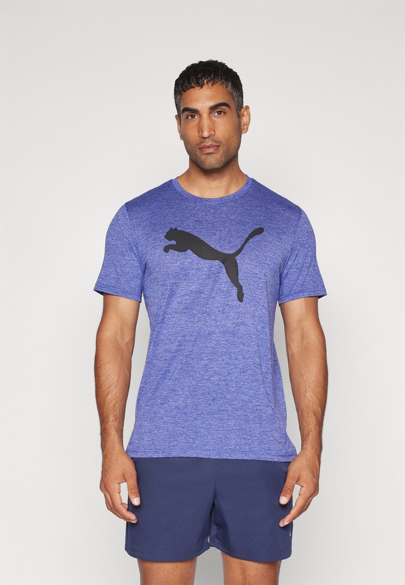 Meeste lühikeste varrukatega sportlik särk helesinisest kangast, millel on rinnal suur must Puma logo. Ümar kaelus ja sile tekstuur.