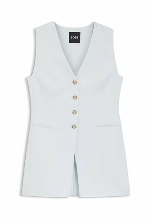 Gilet senza maniche azzurro chiaro con scollo a V, quattro bottoni marroni sul davanti e due tasche laterali orizzontali, con etichetta "BOSS" all'interno.