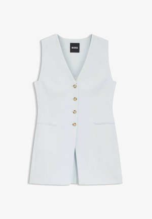 Gilet senza maniche azzurro chiaro con scollo a V, quattro bottoni marroni sul davanti e due tasche laterali orizzontali, con etichetta "BOSS" all'interno.