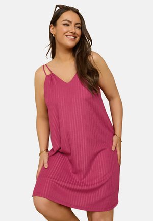 Vestido sin mangas fucsia con escote en V, textura acanalada y finas tiras dobles, que cae por encima de las rodillas con un ajuste relajado.
