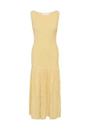 Ujjatlan, halványsárga maxi ruha texturált, átlós redőkkel a felsőrészén és légies, fodros szoknyaréttel.