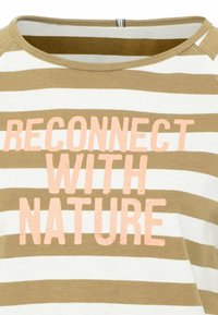 Chemise rayée beige et blanche avec encolure arrondie et texte rose délavé « RECONNECTER AVEC LA NATURE » centré à l'avant.