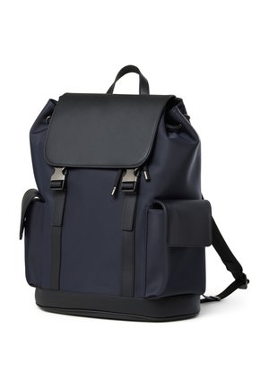 Marineblauer und schwarzer Rucksack mit Frontklappe, Metallverschluss, zwei Seitentaschen mit Klappen und verstellbaren Schultergurten.