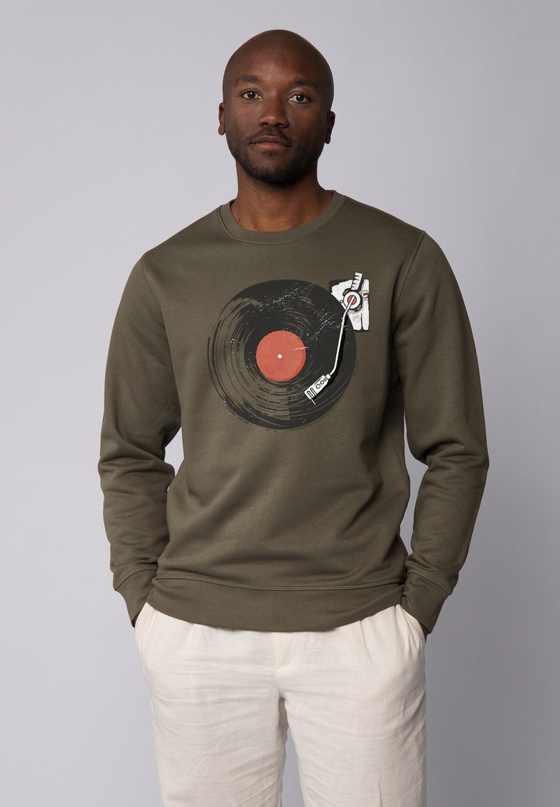 Olijf groene sweatshirt van zacht materiaal, met een grote vinylplaat grafiek met een rode center en stylus detail.