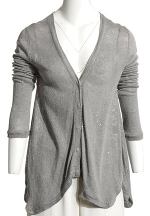 Cárdigan gris de punto con apertura frontal y mangas largas, llevado en un maniquí sobre una camiseta blanca.