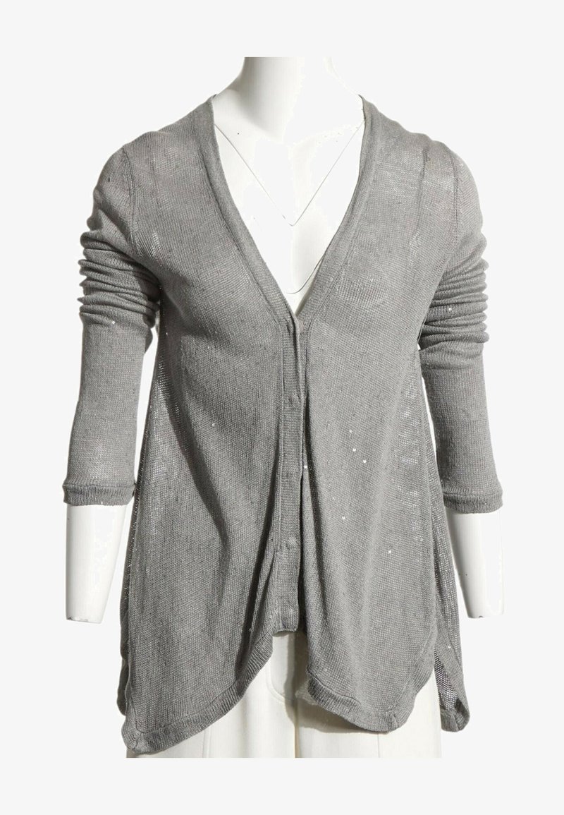 Cardigan gris en maille à ouverture sur le devant avec manches longues, porté sur un mannequin par-dessus un haut blanc.