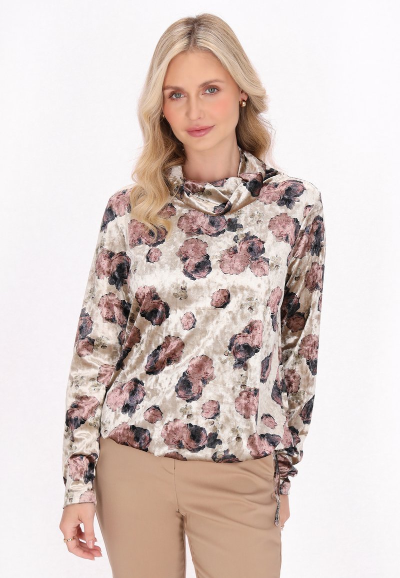 Bluse med blomsterprint og cowl-neck i blødt, tekstureret stof; har nuancer af pink, sort og beige. Lange ærmer med let drapering ved håndleddene.