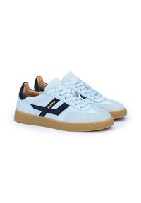 Helle blaue Sneakers mit marineblauen Akzenten, einem strukturierten Wildleder-Finish und einer Sohle aus Naturgummi. Verfügt über flache Schnürsenkel und gestickte Details.