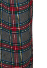 Geruite broek in grijs met rode, groene, blauwe en gele lijnen. Gemaakt van zachte stof, met een traditioneel tartanpatroon.