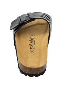 Schwarze synthetische Sandale mit Korksohle, verstellbarem Riemen und glattem Innenfutter. Mit abgerundetem Zehenbereich und strukturiertem Profil.