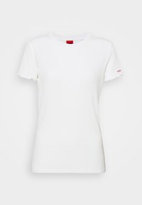 Bílý žebrovaný tričko s kulatým výstřihem a volánkovými rukávy. Červený akcent s logem "HUGO" na levém rukávu. Měkká textura.